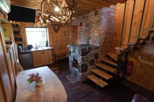 Sõru普瑞丽假日农场的厨房配有木桌和石制壁炉。