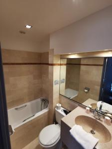 埃特勒塔悬崖酒店的浴室配有卫生间、盥洗盆和浴缸。