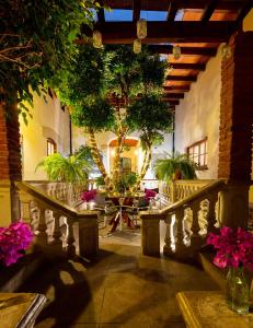 墨西哥城Meztli: Casa Boutique & Spa的一座庭院,在建筑里种满了树木和花卉