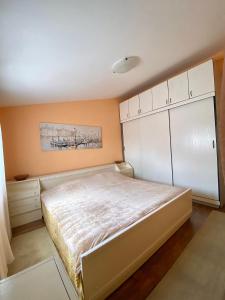 威尔帕扎Village house Iva的一间卧室配有一张大床和白色橱柜。