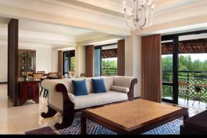 日惹Sheraton Mustika Yogyakarta Resort and Spa的客厅配有沙发和桌子