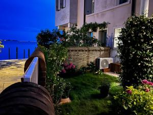 威尼斯Venezia,Giudecca appartamento con giardino privato的花草庭院度假屋