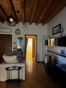 威尼斯Venezia,Giudecca appartamento con giardino privato的客厅配有沙发和桌子