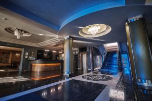 乌日霍罗德乌日哥罗德酒店的大堂设有蓝色的天花板和楼梯