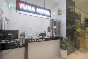 釜山HOTEL YUNA Business的商店里一家桑拿酒店的标志