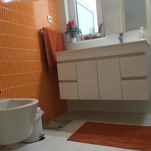 布拉加ÍSIS Guest House的一间带水槽和卫生间的浴室
