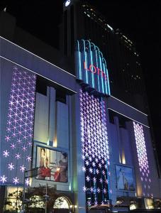 釜山HOTEL YUNA Business的建筑一侧的圣诞灯酒店