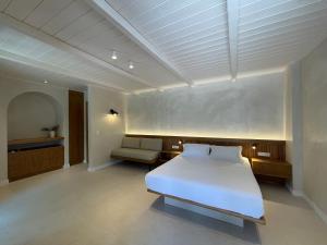 卡德哈米利梅丽茨纳乡村酒店的卧室配有白色的床和椅子