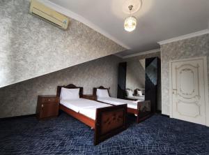 盖贝莱Voyage Gabala的一间酒店客房,房间内设有两张床