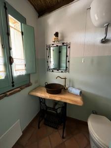 奥里斯塔诺Graziosa stanza campidanese Su terzu的一间带水槽、镜子和卫生间的浴室