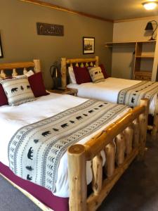 Summit Lake苏米特湖畔旅舍的两张睡床彼此相邻,位于一个房间里
