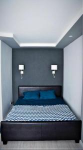 苏梅Esplanada aparments的一间卧室配有一张带两个灯的床