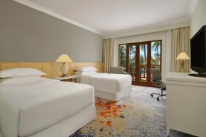 班达楠榜喜来登楠榜酒店的酒店客房设有两张床和电视。