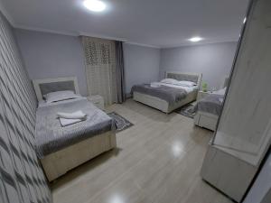 阿哈尔齐赫Hotel Rabat Castle的带两张床和镜子的客房