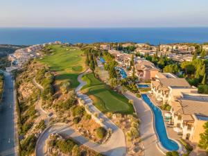 库克里亚EXQUISITE GOLF VILLA with Sea, 8Tee, Green Views, in Aphrodite Hills Golf Resort的享有带高尔夫球场的度假村的空中景致