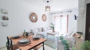 阿罗纳La casita的客厅配有桌子和沙发