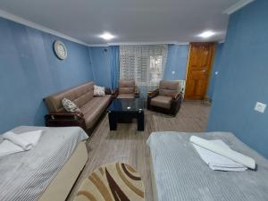 阿哈尔齐赫Hotel Rabat Castle的一间带两张床和一张沙发的客厅