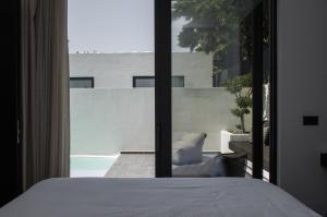 赫索尼索斯Hygge Suites的一间卧室设有一张床,享有阳台的景色
