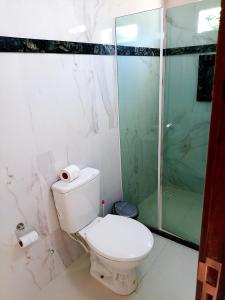 莫罗圣保罗Hospedaje MorroSP的一间带卫生间和玻璃淋浴间的浴室