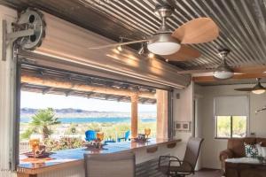 哈瓦苏湖城Villa La Isla PANORAMIC VIEWS, Outdoor Kitchen, sleeps 16的客厅配有吊扇和大窗户。