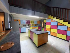 MamoudzouRésidences Gamly的一个带色彩缤纷的橱柜和楼梯的大厨房