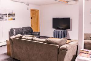 Delta JunctionDelta Lodge的客厅配有2张沙发和1台平面电视