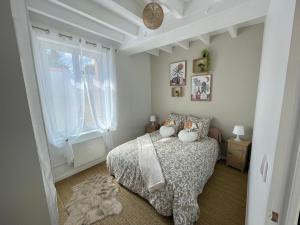 Villenyla Casa d'Olianna - Jolie Maison / Jeux / Grand jardin的一间卧室设有一张床和一个窗口