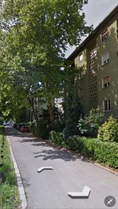 贝尔格莱德Apartment Beograd Dedinje VMA的建筑物一侧有箭头的街道