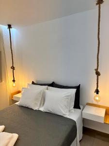 泰帕奇Rodanthi 4 Seasons Unique House的一间卧室配有带白色枕头的床