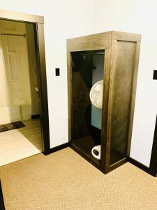 斯蒂芬维尔Acadian Hotel的一间内设卫生间的浴室