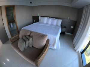 马瑙斯Tropical Executive Hotel的一间卧室配有一张大床和毛巾