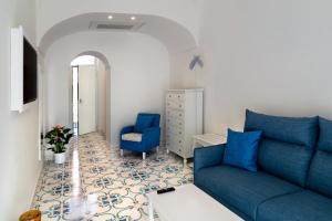 斯卡拉Residence Villa Ruocco的客厅配有蓝色的沙发和椅子