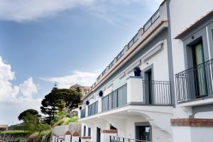 斯卡拉Residence Villa Ruocco的白色的建筑,旁边设有阳台