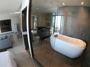 马瑙斯Tropical Executive Hotel的带浴缸和卫生间的大型浴室