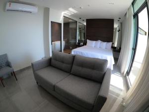 马瑙斯Tropical Executive Hotel的酒店客房,配有床和沙发