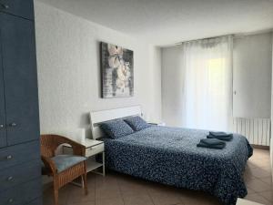 马赛Appartement Marseille Vacances的卧室配有1张床、1张桌子和1把椅子