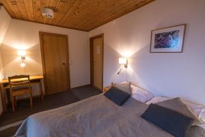 Randsverk勒蒙耶斯图海特酒店的一间卧室配有一张床、一张书桌和一张书桌