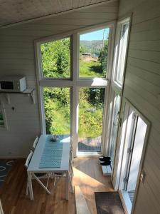 StillingsönÅsarna Hills Holiday Home Stillingsön的客房设有桌子和大窗户。