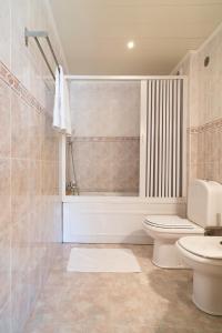塞沙尔Family Comfort House的浴室配有卫生间、浴缸和水槽。
