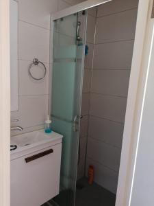 艾登Villa suzi的一间带玻璃淋浴和水槽的浴室