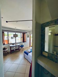 洛佩斯港CASA MOSAICO的一间卧室配有一张床,浴室设有桌子