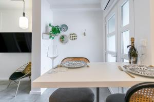 马卡尔斯卡Studio Apartment Smile, near beach & center, free parking, balcony的一间配备有白色桌椅的用餐室