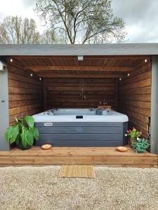 Grez-DoiceauÔ nature的木制桑拿房中的热水浴缸