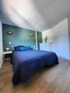 Saint-AlbanL'inattendu的一间卧室设有蓝色的床和蓝色的墙壁