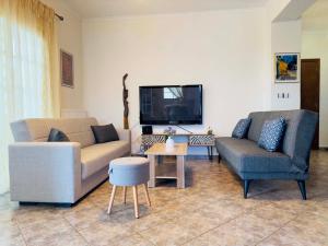 伊里斯斯Almyriki Apartment的客厅配有两张沙发和一台电视机