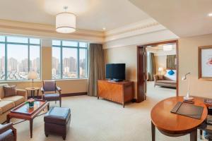 上海上海红塔豪华精选酒店的带沙发和电视的客厅
