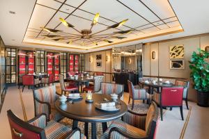 上海上海红塔豪华精选酒店的一间带桌椅和天花板的餐厅