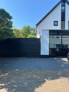 卑尔根Chalet Parfait的房屋前的黑色围栏