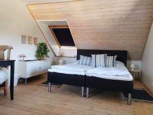 福堡Safine B&B的一间卧室设有一张木天花板床。