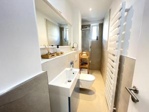 汉诺威60qm - 2 rooms - free parking - city - MalliBase Apartments的浴室配有白色卫生间和盥洗盆。
